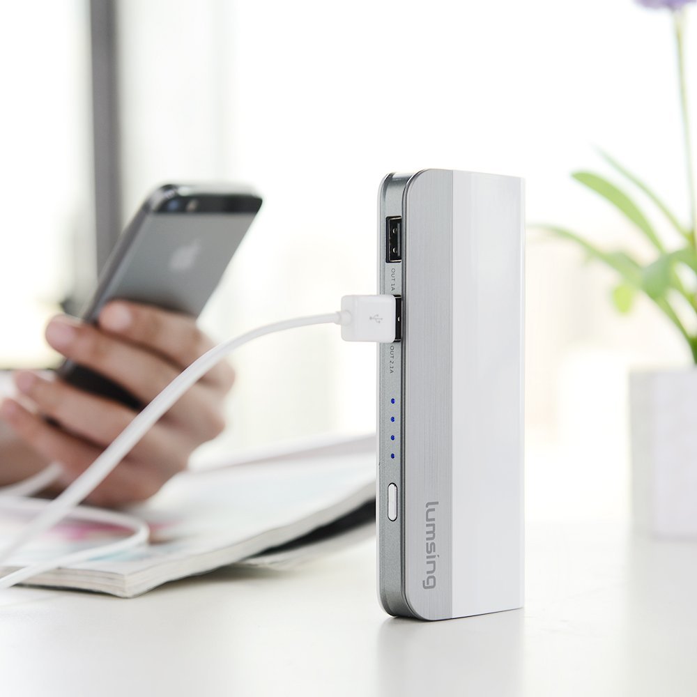 Обзор портативного. Повер банк Sharge. Power Bank в высоком разрешении красивые фото. Телевизор работающий от Пауэр банки. Адаптер adappt для Apple купить.